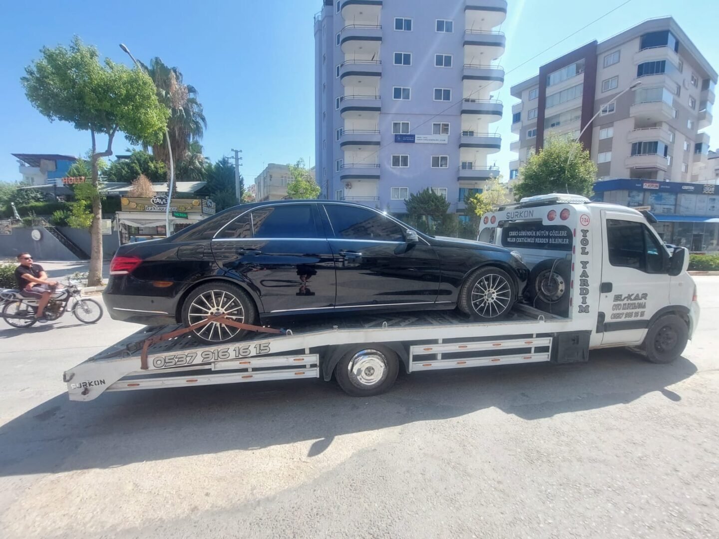 Mersin Adana oto çekici – araç taşıma hizmeti esnasında çekici görseli